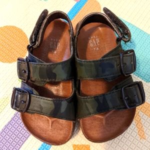 Baby Gap 🩴 2 straps cork camo sandals - size 7/8